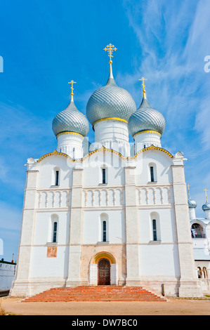 schöne weiße Stein orthodoxe Kathedrale mit grauen Kuppeln Stockfoto