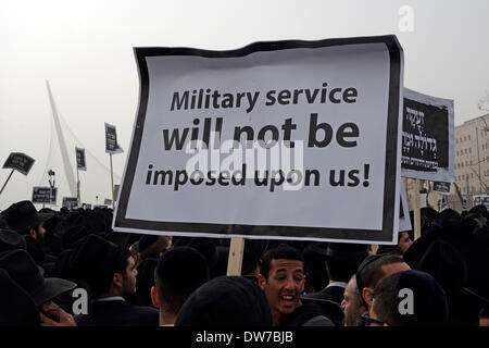 Israel, Jerusalem. 2. März 2014.  Ein Demonstrant hält ein Plakat, das liest "Militärdienst nicht uns während einem Massenprotest der ultraorthodoxen Juden erzürnt über Pläne, ihre jungen Männer für den Wehrdienst auf Jerusalem am 2. März 2014 Wehrpflichtigen auferlegt werden wird". Die massive Demonstration fand gegen eine Rechnung, die Militärdienst unter den Mitgliedern der IsraelÕs ultra-orthodoxen Gemeinden erhöhen würde. Organisatoren die Veranstaltung als ein Òmillion Mann protest'Israel, Jerusalem in Rechnung gestellt. 2. März 2014. Bildnachweis: Eddie Gerald/Alamy Live-Nachrichten Stockfoto