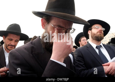 Orthodoxe Juden beten während einem massenprotest von ultra-orthodoxen Juden über Pläne Wehrpflichtigen ihre jungen Männer zum Wehrdienst in Jerusalem Israel am 02. März 2014 wütend. Die massive Demonstration gegen eine Rechnung, die den Wehrdienst unter den Mitgliedern der Israelischen ultra-orthodoxen Gemeinschaften verbessern würde. Veranstalter berechnet die Veranstaltung als 'Million-Protest' Stockfoto