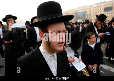 Orthodoxe Juden beten während einem massenprotest von ultra-orthodoxen Juden über Pläne Wehrpflichtigen ihre jungen Männer zum Wehrdienst in Jerusalem Israel am 02. März 2014 wütend. Die massive Demonstration gegen eine Rechnung, die den Wehrdienst unter den Mitgliedern der Israelischen ultra-orthodoxen Gemeinschaften verbessern würde. Veranstalter berechnet die Veranstaltung als 'Million-Protest' Stockfoto