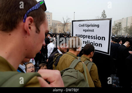 Israelische Soldaten den Weg durch eine Menschenmenge von Demonstranten bei einem massenprotest von ultra-orthodoxen Juden über Pläne Wehrpflichtigen ihre jungen Männer zum Wehrdienst in Jerusalem Israel am 02. März 2014 wütend. Die massive Demonstration gegen eine Rechnung, die den Wehrdienst unter den Mitgliedern der Israelischen ultra-orthodoxen Gemeinschaften verbessern würde. Veranstalter berechnet die Veranstaltung als 'Million-Protest' Stockfoto