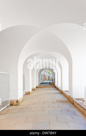 Flur mit einer Decke in Form von Bögen in weiß Stockfoto