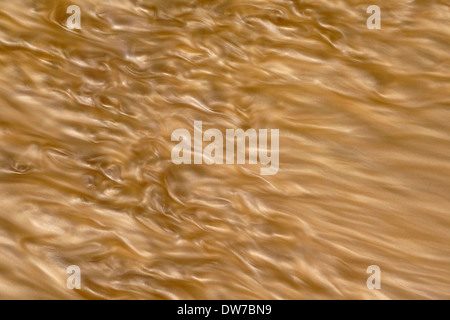 Muster der wirbelnden Sediment in einem Schlamm Pfütze auf der Annapurna-Straße, Nepal. Stockfoto