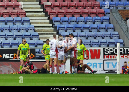 02.03.2014 Wigan, England. John Bateman von Wigan Warriors feiert seinen Versuch während des Rugby Super League-Spiels zwischen Wigan Warriors und Wakefield Wildcats aus der DW-Stadion. Stockfoto