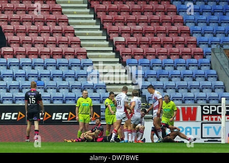 02.03.2014 Wigan, England. John Bateman von Wigan Warriors feiert seinen Versuch während des Rugby Super League-Spiels zwischen Wigan Warriors und Wakefield Wildcats aus der DW-Stadion. Stockfoto