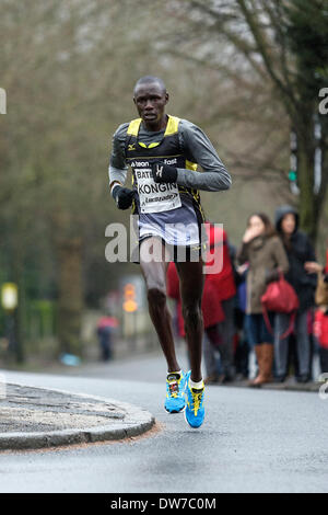 Kenianischer Leichtathlet Boniface Kongin in Aktion während der 2014-Bad-Halbmarathon. Er wurde Zweiter in einer Zeit von 01:03:27. Stockfoto