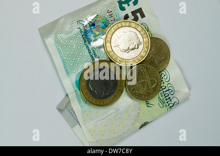 Fünf-Pfund-Note und eins und zwei Münzen. Stockfoto