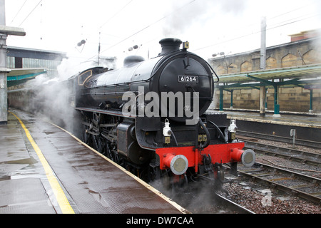 LNER Thompson Klasse B1 61264 & LMS Stanier Klasse 5 4-6-0 45407, Lancashire Fusilier im Carlisle Railway Station, Carlisle. Stockfoto