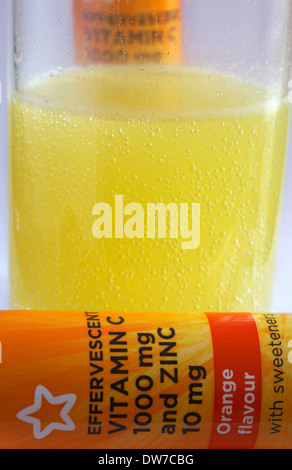 Rohr von immun Tabletten und Glas - Brausetabletten Vitamin C 1000 mg, Zink 10 mg orange Geschmack mit Süßstoffen Stockfoto