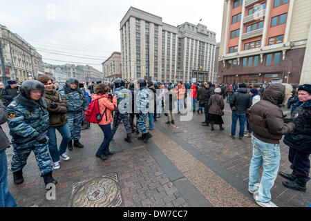 Moskau, Russland. 2. März 2014. Polizei verhaftet Demonstrant gegen russische Truppen in der Ukraine in Moskau, Manezhnaya Platz am 2. März 2014 Credit: Alexander Stzhalkouski/Alamy Live News Stockfoto