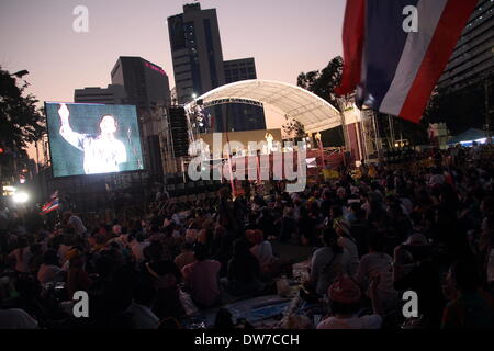 Bangkok, Thailand. 2. März 2014. Anti-Regierungs-Demonstranten während einer Kundgebung ein Lumpinipark. Anti-Regierungs-Demonstranten endet ihre Besetzung von vier wichtigen Kreuzungen in Bangkok über das Wochenende im Zuge der zunehmenden Gewalt. Die Demonstranten besetzen wichtige Bereiche in Bangkok in den letzten vier Monaten zu versuchen, die Regierung von Premierministerin Yingluck Shinawatra Hausmeister stürzen und das politische System des Einflusses von ihrem älteren Bruder, flüchtigen ehemaligen Premierminister Thaksin Shinawatra zu befreien. Bildnachweis: Sanji Dee/Alamy Live-Nachrichten Stockfoto