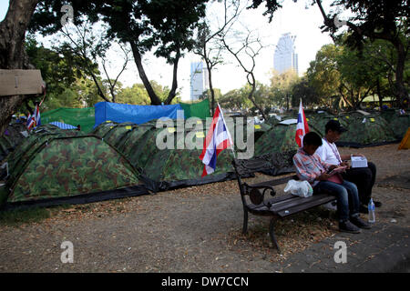 Bangkok, Thailand. 2. März 2014. Anti-Regierungs-Demonstranten während einer Kundgebung ein Lumpinipark. Anti-Regierungs-Demonstranten endet ihre Besetzung von vier wichtigen Kreuzungen in Bangkok über das Wochenende im Zuge der zunehmenden Gewalt. Die Demonstranten besetzen wichtige Bereiche in Bangkok in den letzten vier Monaten zu versuchen, die Regierung von Premierministerin Yingluck Shinawatra Hausmeister stürzen und das politische System des Einflusses von ihrem älteren Bruder, flüchtigen ehemaligen Premierminister Thaksin Shinawatra zu befreien. Bildnachweis: Sanji Dee/Alamy Live-Nachrichten Stockfoto