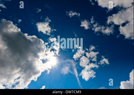 kosmische blauer Himmel und strahlende Sonne Stockfoto