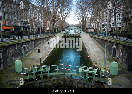 Eine Sperre auf dem Canal St Martin im Norden von Paris in der Nähe von Place de Republique Stockfoto