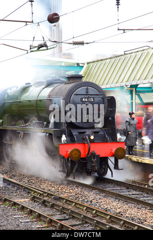 Dampfzug 46115 Scots Gardist bei Carlisle Railway Station, Carlisle, Cumbria, England, Vereinigtes Königreich, Großbritannien Stockfoto