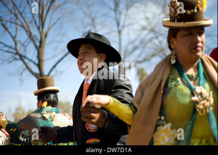 Barcelona, Spanien. 2. März 2014. Menschen gekleidet in traditionellen bolivianischen Weise paradieren in Ciutadella Park in Barcelona während des Karnevals. Truppen der lateinischen Gemeinschaft in Katalonien reiste nach Barcelona für den Karneval in Ciutadella Park. Während Karneval Tage sind mehrere Paraden in verschiedenen Stadtvierteln statt. Bildnachweis: Jordi Boixareu/Alamy Live-Nachrichten Stockfoto