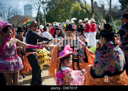 Barcelona, Spanien. 2. März 2014. Frauen gekleidet in traditionellen bolivianischen Weise paradieren in Ciutadella Park in Barcelona während des Karnevals. Truppen der lateinischen Gemeinschaft in Katalonien reiste nach Barcelona für den Karneval in Ciutadella Park. Während Karneval Tage sind mehrere Paraden in verschiedenen Stadtvierteln statt. Bildnachweis: Jordi Boixareu/Alamy Live-Nachrichten Stockfoto