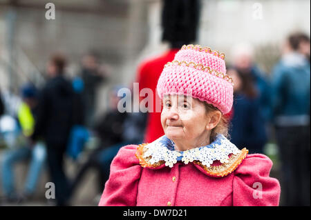 London, UK. 3. März 2014.  Eine ältere russische Frauen tragen traditionelle Kleidung auf der Masleniza-Festival.  Das Festival ist der Höhepunkt des russischen Woche in London. Fotograf: Gordon Scammell/Alamy Live-Nachrichten Stockfoto