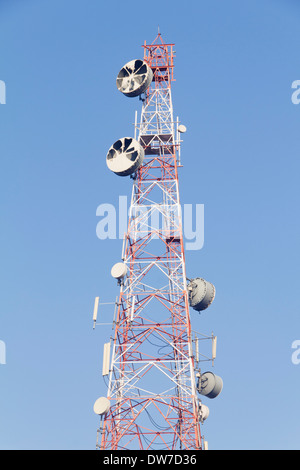 Mobilfunkmast und Radio-Antennen Stockfoto