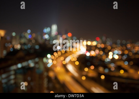 Ampang Kuala Lumpur erhöhte Autobahn AKLEH mit Skyline der Stadt in Malaysia nachts verschwommen defokussierten Bokeh-Hintergrund Stockfoto