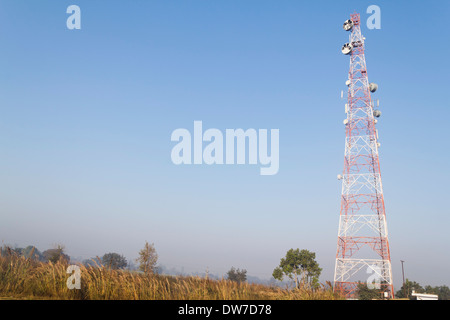 Mobilfunkmast und Radio-Antennen Stockfoto