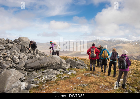 Gruppe von Wanderern eine Pause auf Carnedd y Filiast Teil des Marchlyn Hufeisen in Snowdonia National Park North Wales UK Stockfoto