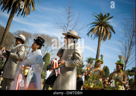 Barcelona, Spanien. 2. März 2014. Menschen gekleidet in traditionellen bolivianischen Weise paradieren in Ciutadella Park in Barcelona während des Karnevals. Truppen der lateinischen Gemeinschaft in Katalonien reiste nach Barcelona für den Karneval in Ciutadella Park. Während Karneval Tage sind mehrere Paraden in verschiedenen Stadtvierteln statt. Bildnachweis: Jordi Boixareu/Alamy Live-Nachrichten Stockfoto
