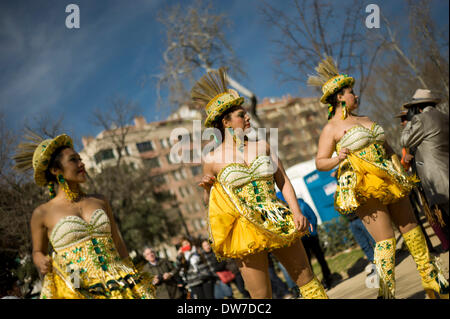 Barcelona, Spanien. 2. März 2014. Frauen gekleidet in traditionellen bolivianischen Weise paradieren in Ciutadella Park in Barcelona während des Karnevals. Truppen der lateinischen Gemeinschaft in Katalonien reiste nach Barcelona für den Karneval in Ciutadella Park. Während Karneval Tage sind mehrere Paraden in verschiedenen Stadtvierteln statt. Bildnachweis: Jordi Boixareu/Alamy Live-Nachrichten Stockfoto