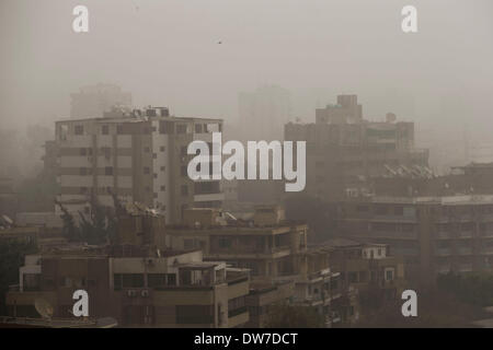 Kairo, Ägypten. 2. März 2014. Gebäude sind durch die großen Pyramiden in Kairo, Ägypten, 2. März 2014 im Sandsturm verschlungen. Ein Sandsturm getroffen Cairo am Sonntag. Bildnachweis: Cui Xinyu/Xinhua/Alamy Live-Nachrichten Stockfoto
