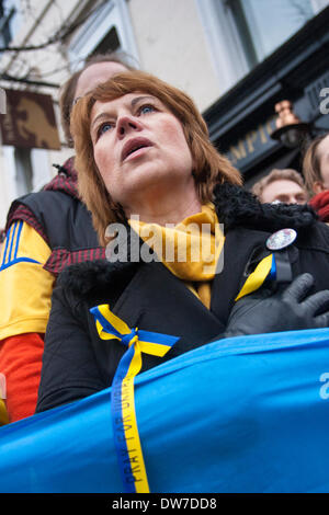 London, 2. März 2014. Ukrainer und ihre Unterstützer demonstrieren vor der russischen Botschaft in London gegen Putins militärische Aggression nach dem Sturz des Regimes Janukowitsch. Bildnachweis: Paul Davey/Alamy Live-Nachrichten Stockfoto