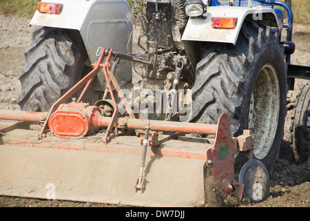 Traktor bei der Feldarbeit Stockfoto