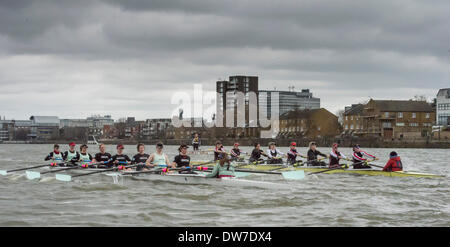 Putney - Mortlake, London, UK. 2. März 2014.  FIXTURE 2014 BOAT RACE SAISON.  Cambridge University Women Boat Club V Themse Rowing Club.  CUWBC Crew (helle blaue Hemden):-Bogen: Caroline Reid; 2: Kate Ashley; 3: Holly-Spiel; 4: Izzy Vyvyan; 5: Catherine Foot; 6: Melissa Wilson; 7: Claire Watkins; Schlaganfall: Emily Day; Cox: Esther Momcilovic. Bildnachweis: Duncan Grove/Alamy Live-Nachrichten Stockfoto