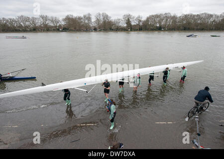 Putney - Mortlake, London, UK. 2. März 2014.  FIXTURE 2014 BOAT RACE SAISON.  Cambridge University Women Boat Club V Themse Rowing Club.  CUWBC Crew (helle blaue Hemden):-Bogen: Caroline Reid; 2: Kate Ashley; 3: Holly-Spiel; 4: Izzy Vyvyan; 5: Catherine Foot; 6: Melissa Wilson; 7: Claire Watkins; Schlaganfall: Emily Day; Cox: Esther Momcilovic. Bildnachweis: Duncan Grove/Alamy Live-Nachrichten Stockfoto