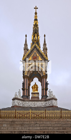 Das Albert Memorial befindet sich in Kensington Gardens, London, England, direkt in den Norden der Royal Albert Hall Stockfoto