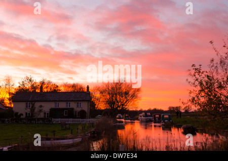 Der Kanal am West Somerton führt in Richtung Martham breit. Die Norfolk Broads, UK. Sonnenuntergang. Dezember. Stockfoto