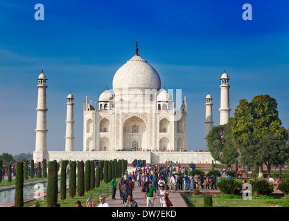 Eine Menge von Touristen besuchen am 28. Januar 2014 in Agra, Uttar Pradesh, Indien Taj Mahal. Stockfoto