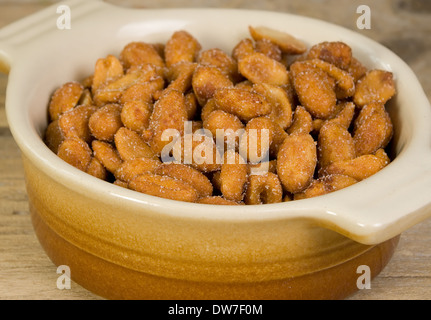 Schüssel mit trocken geröstete gesalzene Erdnuss-snacks Stockfoto