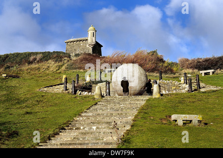 Große Kugel und Schloss im Durlston Kopf Swanage Dorset Stockfoto