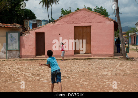 Jungs spielen Baseball in den Straßen in Trinidad, Kuba Stockfoto