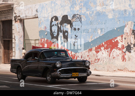 Kubanischen amerikanischen Auto-Taxi mit Che Guevara Bild im Hintergrund in Centro Habana, Cuba Stockfoto