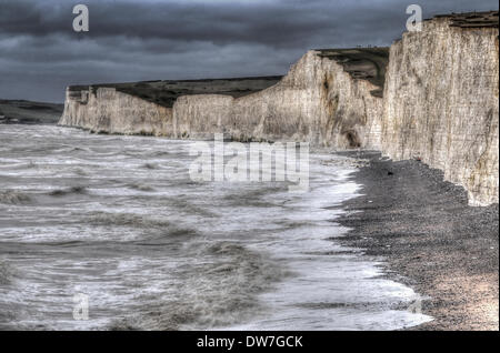 Datei-PIX von Birling Gap, Sussex, UK im Vorfeld bis zu heutigen dramatischen rockfall.2 März 2014. Ein kälterer Tag mit sehr starken Winden auf der Sussex CoastErosion weiter durch die letzten Stürme und feuchtesten Jahr auf RecordThis Bild zeigt mehr Regenwolken nähert sich Seven Sisters Klippen aus dem Westen HDR Bild David Burr/Alamy Live News Stockfoto