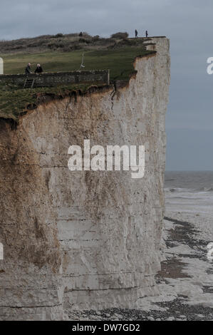 Datei-PIX von Birling Gap, Sussex, UK im Vorfeld bis zu heutigen dramatischen rockfall.2 März 2014. Ein kälterer Tag mit sehr starken Winden auf der Sussex CoastErosion weiter durch die letzten Stürme und feuchtesten Jahr auf RecordCracks erweitern und dieser Teil der Klippe, nur vorwärts von der Wand, muss fallen SoonExtreme Vorsicht ist erforderlich, entlang den Klippen David Burr/Alamy Live News Stockfoto