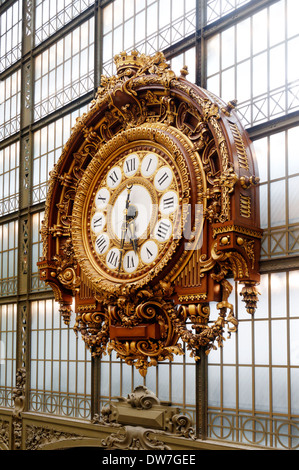 Die wunderschön verzierte Uhr im Musee d ' Orsay in Paris Stockfoto