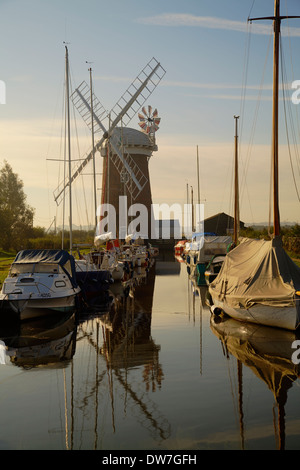 Golden leuchten wie die Sonne erhebt sich am Horsey Mühle befindet sich in der Grafschaft Norfolk, England Stockfoto