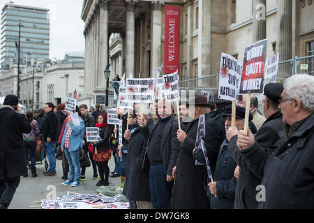 London, UK. 2. März 2014. Plakate gegen den Krieg in Syrien durch Demonstranten in Trafalgar Square Kredit statt: Neil Cordell/Alamy Live News Stockfoto