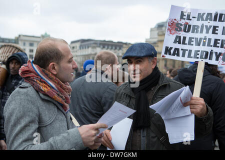 London, UK. 2. März 2014. Demonstrant verteilen von Broschüren über das Massaker in der alevitischen Dorfes Maan in Syrien am 9. Februar 2013 Credit: Neil Cordell/Alamy Live News Stockfoto