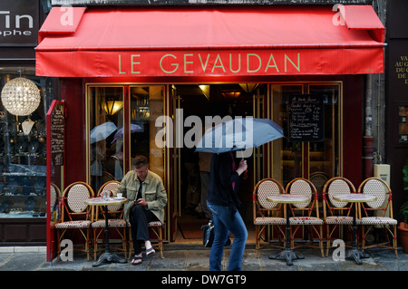 Ein Mann saß draußen eine kleine Café-Bar in Paris Stockfoto