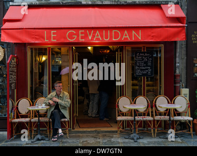 Ein Mann saß draußen eine kleine Café-Bar in Paris Stockfoto