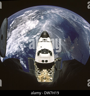 Ansicht des Space Shuttle Atlantis während der Mission STS-71 von der russischen Raumstation gesehen. Stockfoto