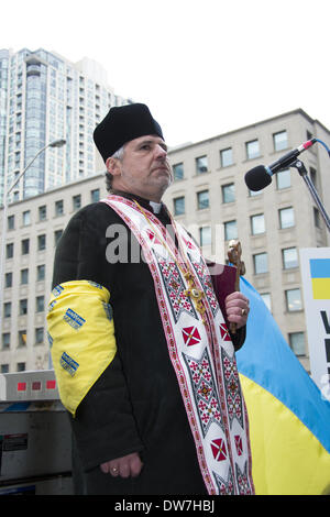 Toronto, Kanada. 1. März 2014. Etwa 200 Personen waren auf Seite einen Protest außerhalb der russischen Konsulat in Toronto Samstag gegen Aktionen des Landes in der Region von Crimea der Ukraine demonstrieren. Hunderte von Demonstranten, einige in blau und gelb ukrainischen Fahnen drapiert. © Nisarg Lakhmani/NurPhoto/ZUMAPRESS.com/Alamy Live-Nachrichten Stockfoto